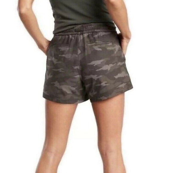 Athleta NWT Women’s FARALLON Green Camo Active Shorts Size 22 - Picture 3 of 13